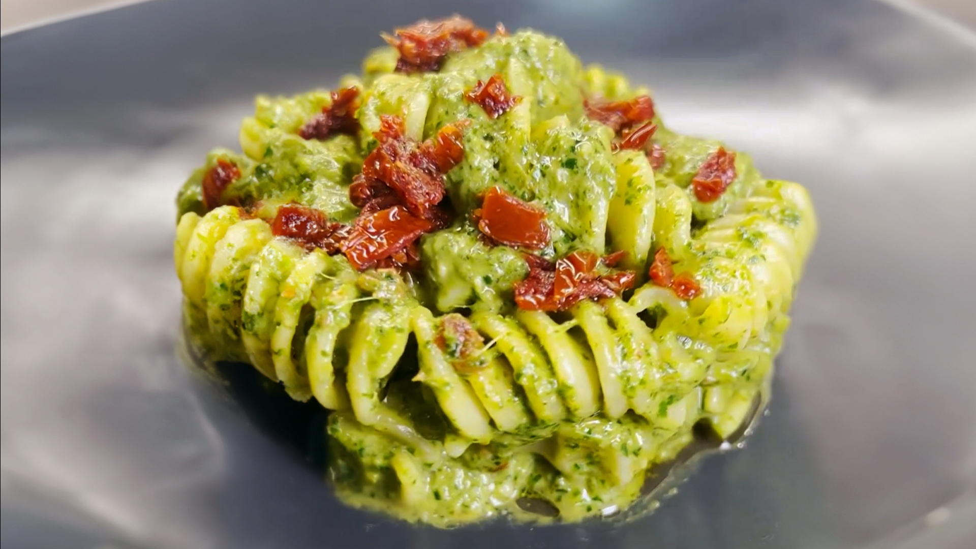 Pasta con pesto di rucola e pomodori secchi